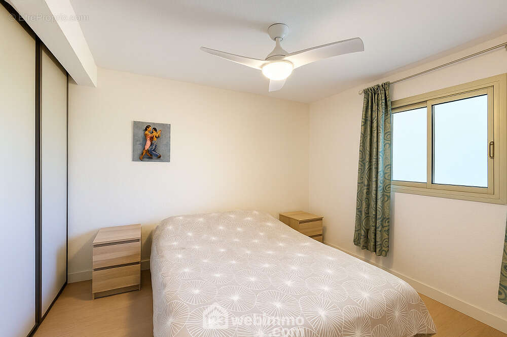 Chambre lumineuse avec rangements intégrés. - Appartement à SAINTE-MAXIME