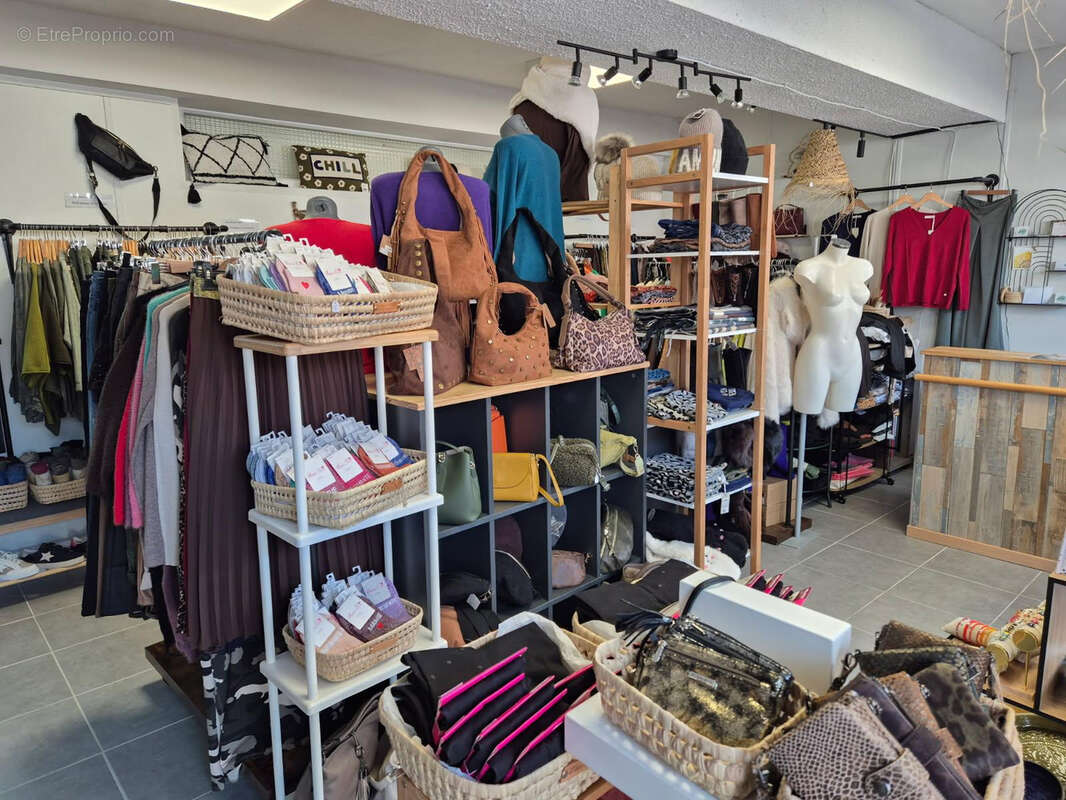 Commerce à SAINT-ETIENNE-DU-BOIS