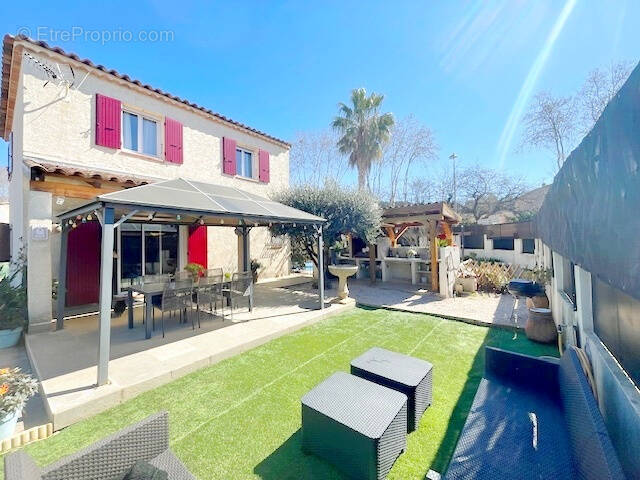 Maison à SAINT-CYR-SUR-MER