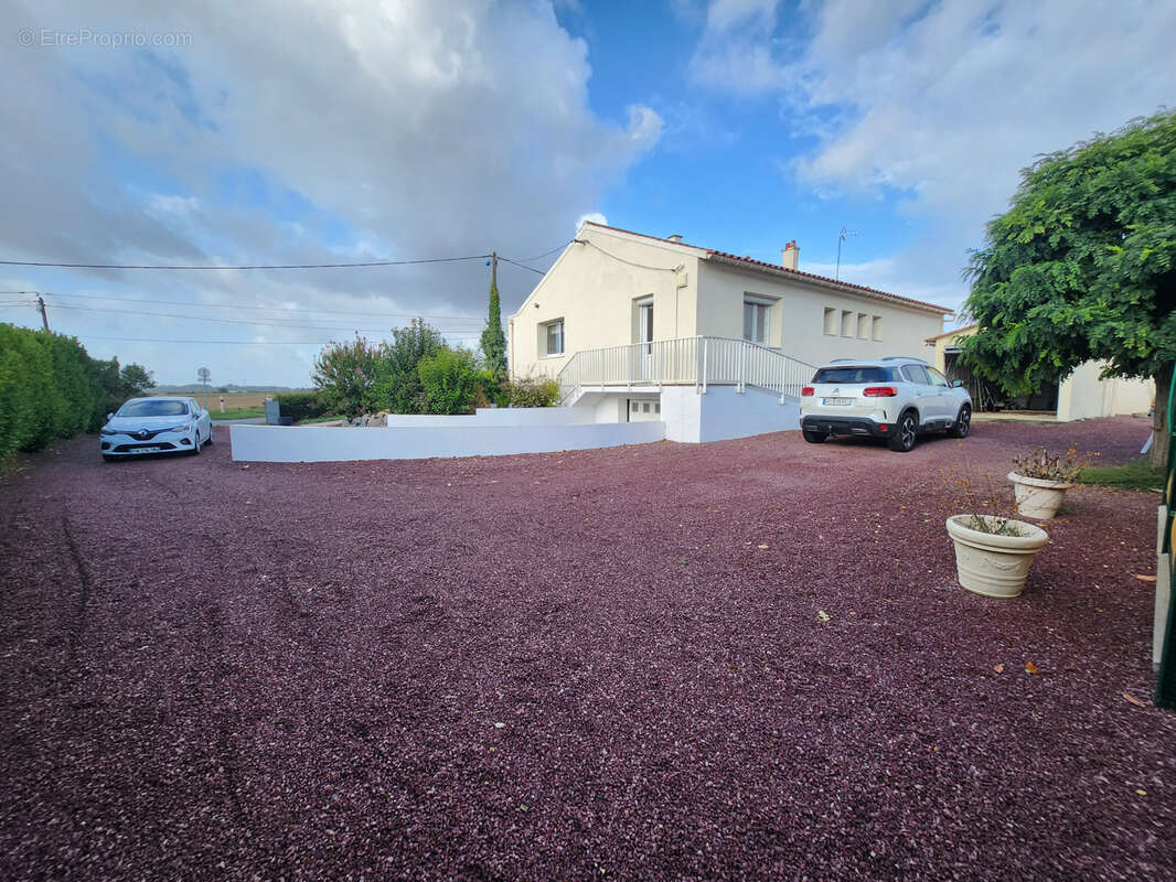 Maison à LES MAGNILS-REIGNIERS