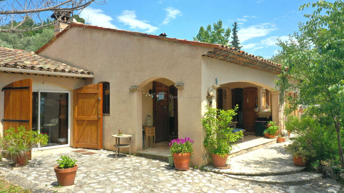 Maison 135 m² avec 2 mazets en pierre et bassin aperçu mer - photo 5
