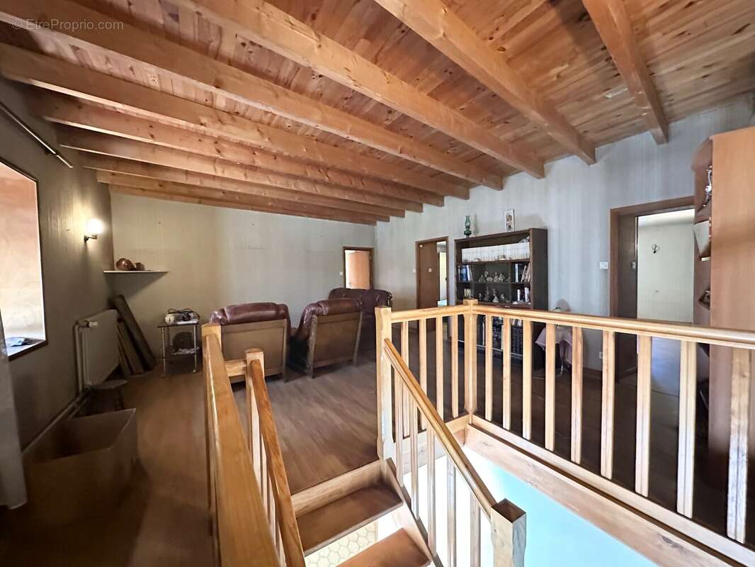 Salon/Mezzanine de 26 m² - Maison à ATTIGNAT