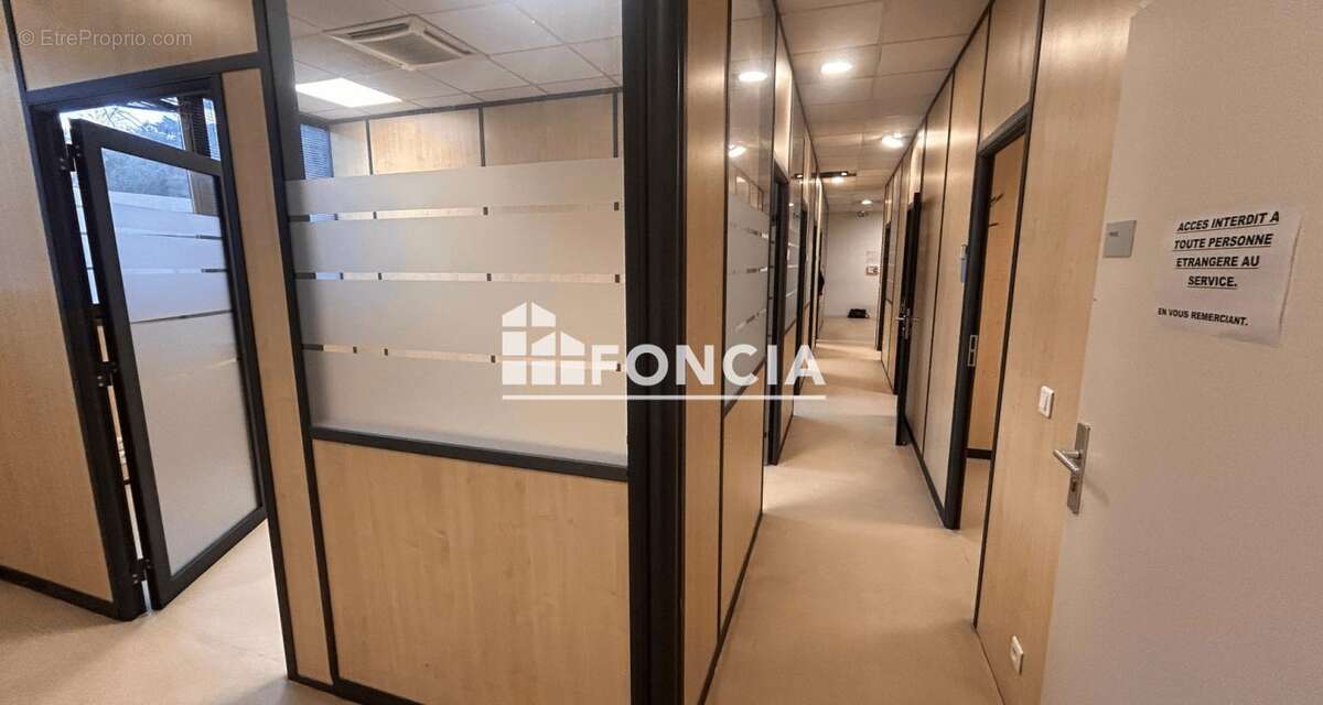 Cannes la bocca centre plateau de bureaux de 127m2 modulable pmr 2 box - photo 2