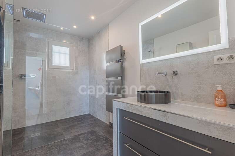 Maison à SAINT-LAURENT-DU-VAR