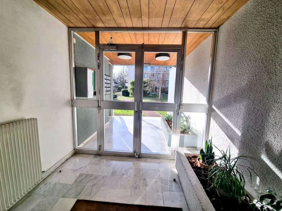 Élégant appartement familial de 80 m² entièrement rénové avec cave, stationnement et garage - photo 12