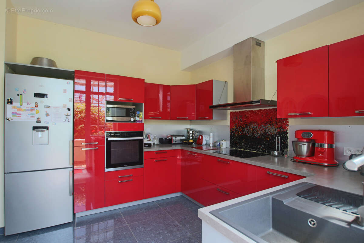 Villa des années 30 avec 2ème maison, grand jardin, grand garage et grande piscine - photo 5