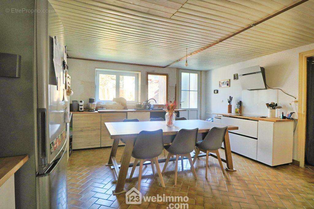 Ouverte sur la cuisine,