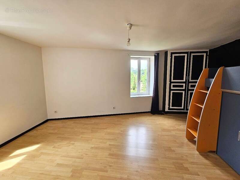 Maison 176 m² habitables - jardin - cour - grange  CHAURIAT (63) - photo 29