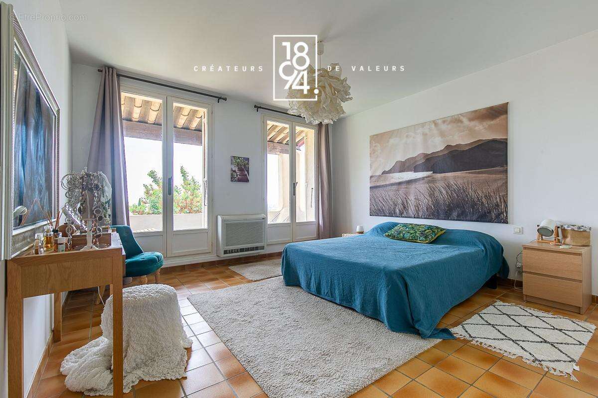 Maison 7 pièces à vendre La Fare les Oliviers (13580)  167m2  Jardin  Piscine - photo 8