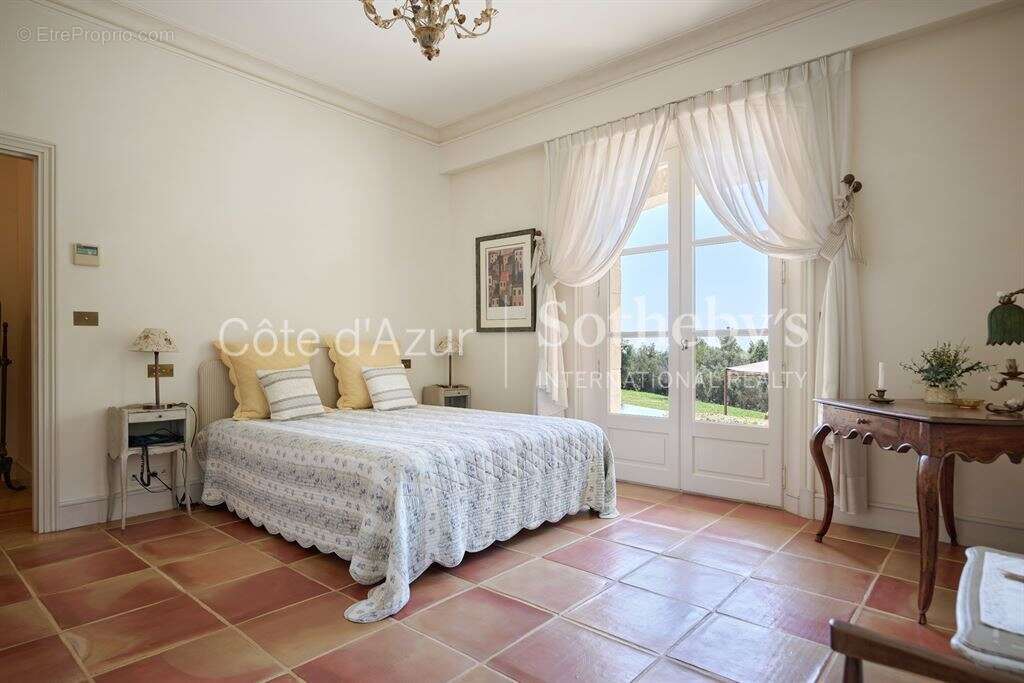 Maison à CHATEAUNEUF-GRASSE