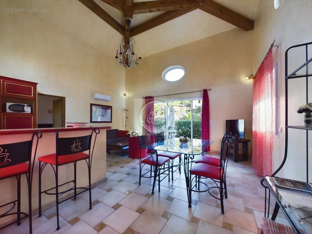 Maison à ROQUEBRUNE-SUR-ARGENS