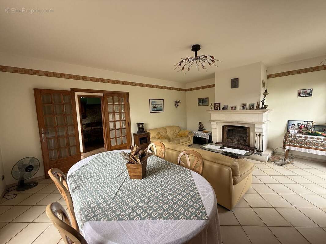 Implantée sur un terrain clos et ensoleillé de 620 m², cette maison de plain-pied développe 115 m² habitables - photo 3