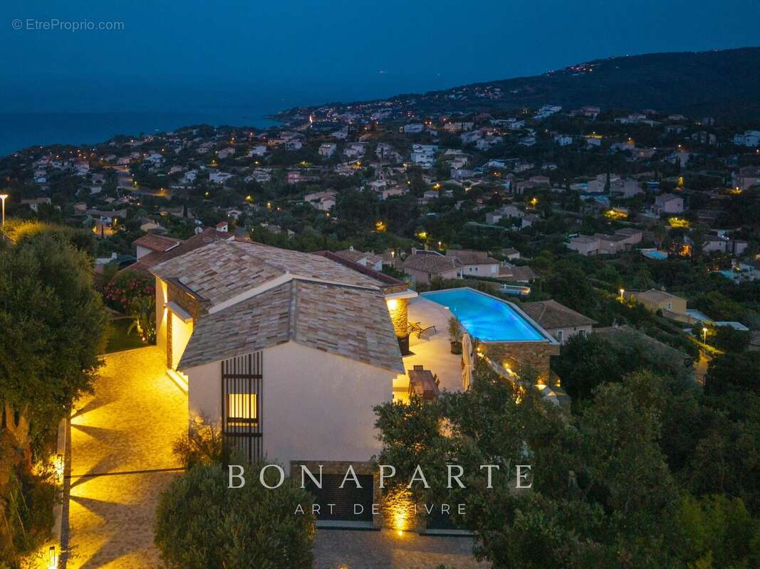 LES ISSAMBRES : Villa contemporaine d’exception – 257 m² habitables – Vue mer panoramique - photo 2