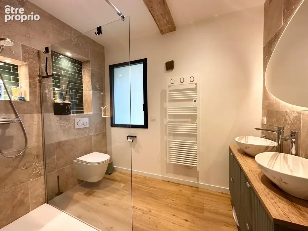 Salle d\'eau avec toilette suspendu, 5.5 m²