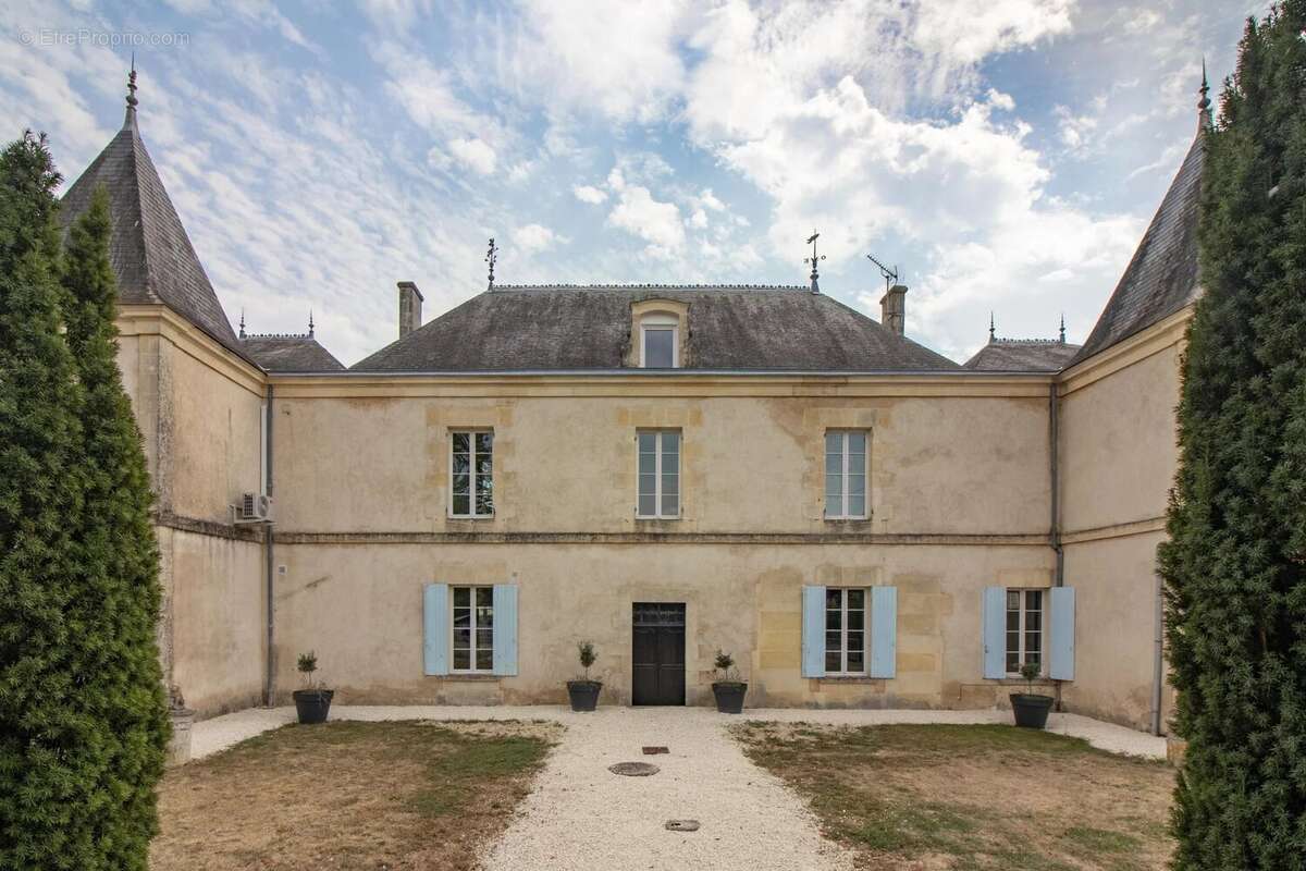 Château d’Exception avec Dépendances, Piscine et Jardin Paysager – Proche de St Jean d’Angély - photo 22