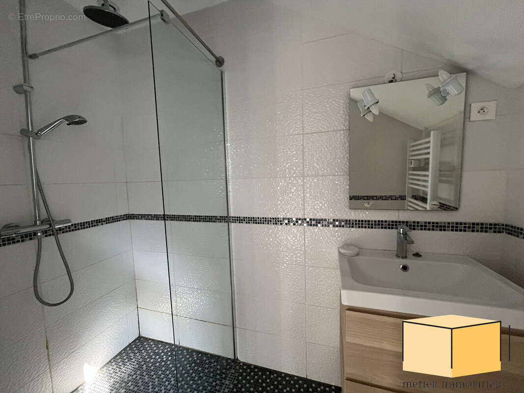 Appartement à YENNE