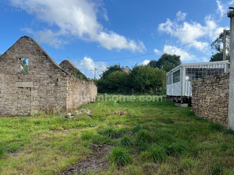 Terrain à bâtir de 830 m2 viabilisé avec bâtisses en pierre à rénover à Tourch (29) - photo 9