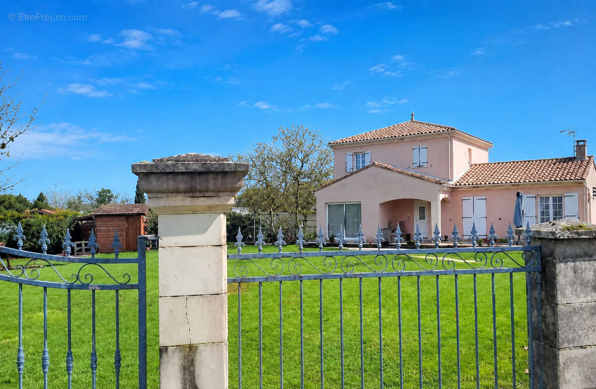 Saint-Sauveur – Élégante maison familiale de 151 m² sur un terrain de 1 600 m² - photo 2