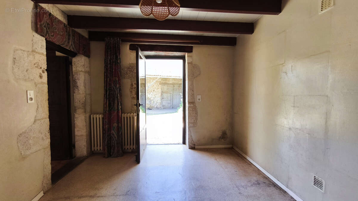 Propriété quercynoise à rénover avec dépendances et 6950 m2 terrain avec source - photo 12