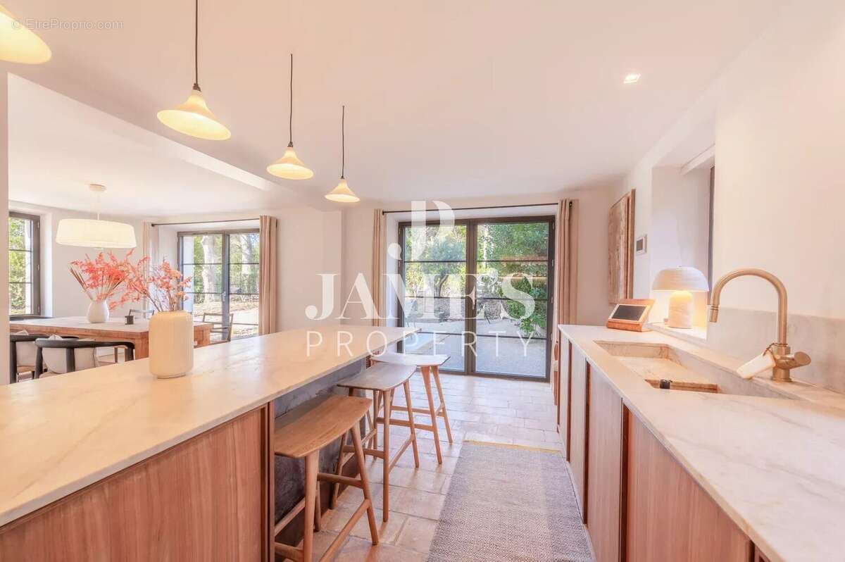 Maison 298 m² à Paradou  - photo 4