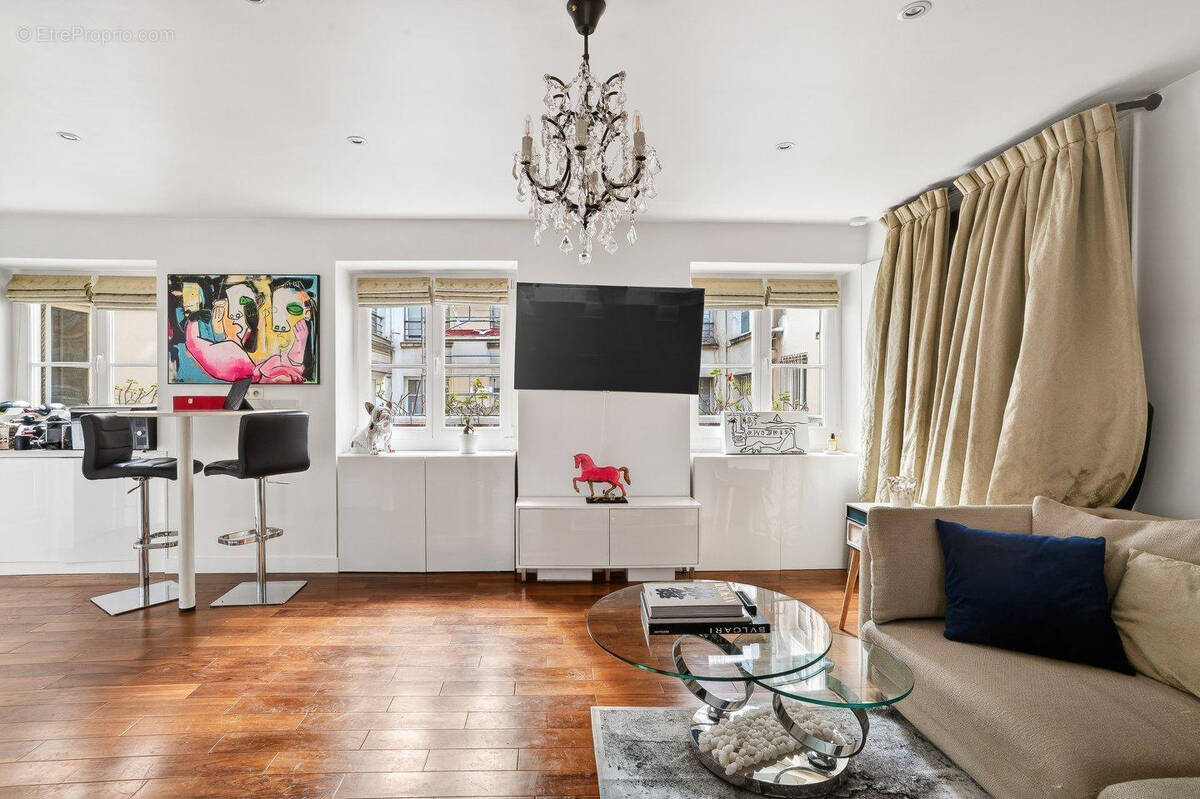 Appartement à PARIS-1E