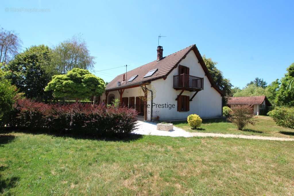 Belle longere des annees 1950 de 174 m² avec dependances, terrain de 3794 m² et mare - photo 3
