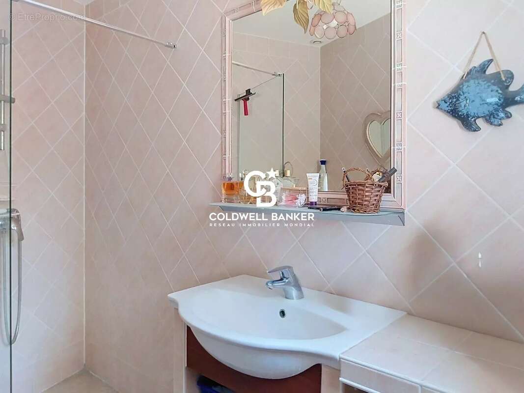 Saint-Aygulf – Élégante propriété familiale avec appartement indépendant, piscine et cadre naturel d'exception. - photo 13