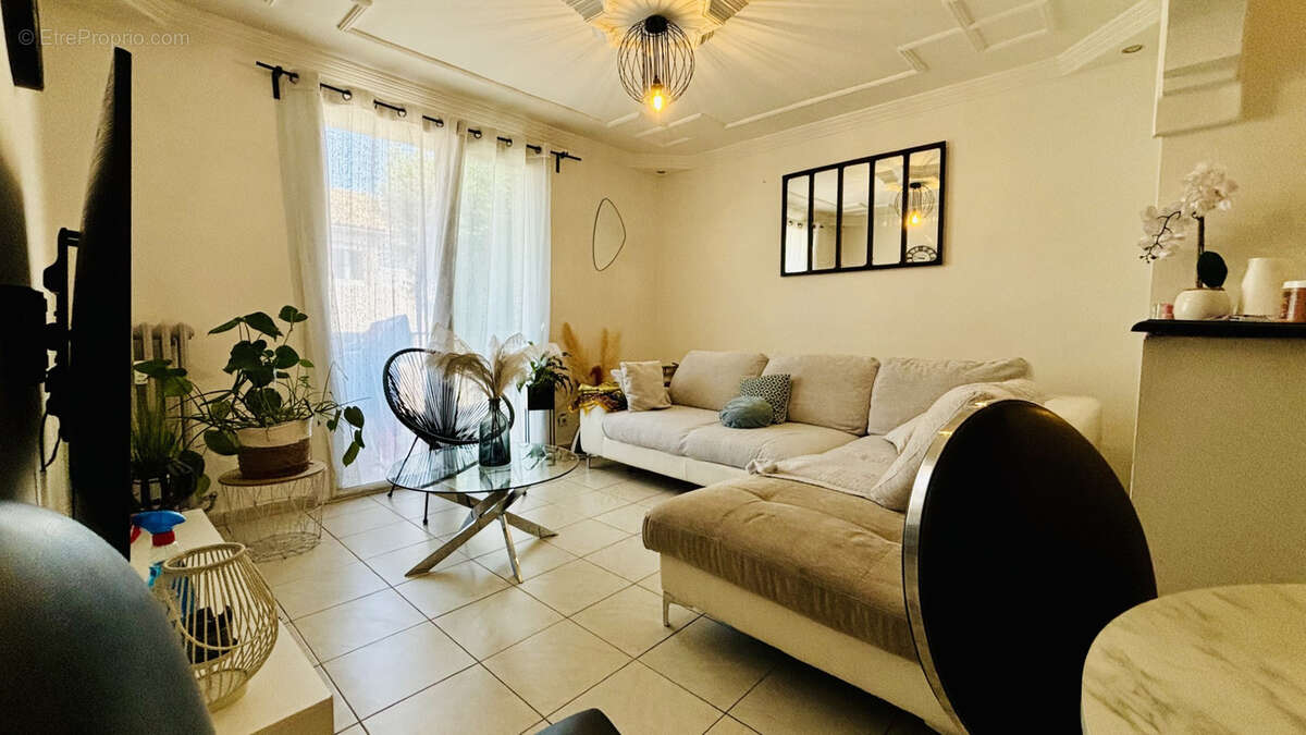 Appartement à LE REVEST-LES-EAUX