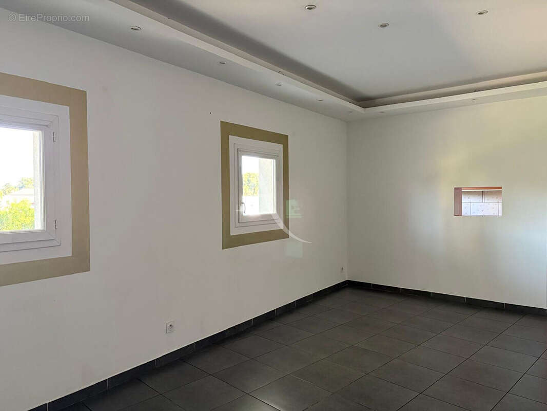 Commerce à VINON-SUR-VERDON