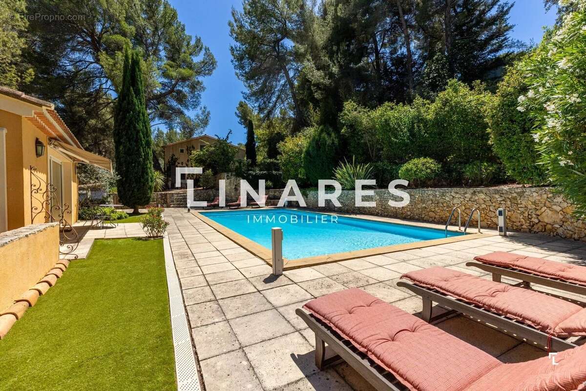 LE DOMAINE PROVENÇAL - Villa T6 de 287m² dont deux dépendances de 26m² - Piscine - Terrain de 6900m²  - 13011 EOURES - photo 27