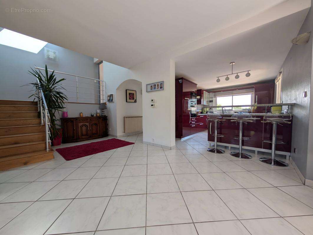 À moins de 10 minutes du centre-ville d'Aix-les-Bains – A vendre belle maison individuelle aux volumes généreux, idéale pour une - photo 5