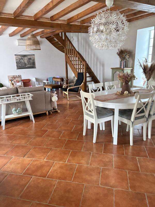 Maison à LA CHAPELLE-MONTMARTIN