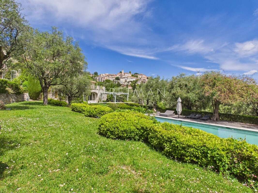 Maison à CHATEAUNEUF-GRASSE