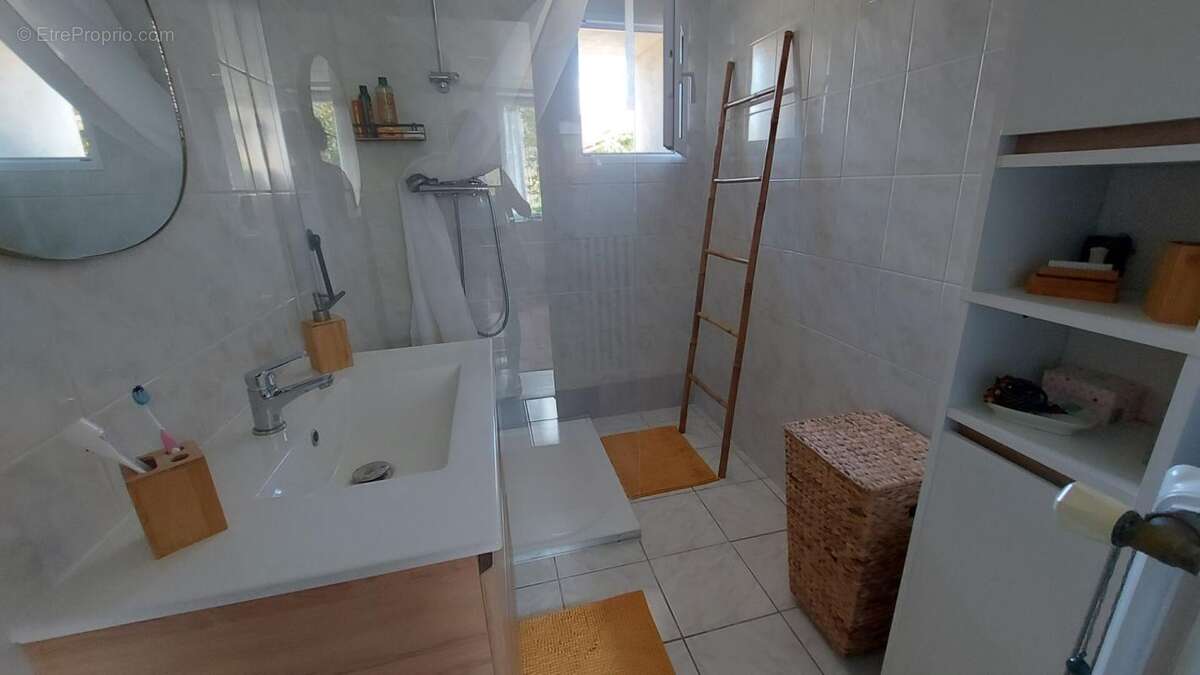 Rare ...Charmante Maison pierre Saint-Estèphe 5 pièce(s) 109 m2 excellent état - photo 7