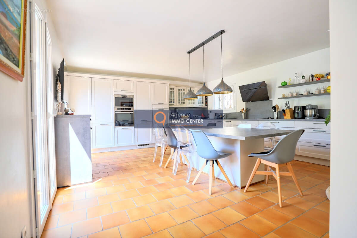 Maison traditionnelle de 150 m2 sur une parcelle de 2335 m2, avec piscine, garage - photo 7