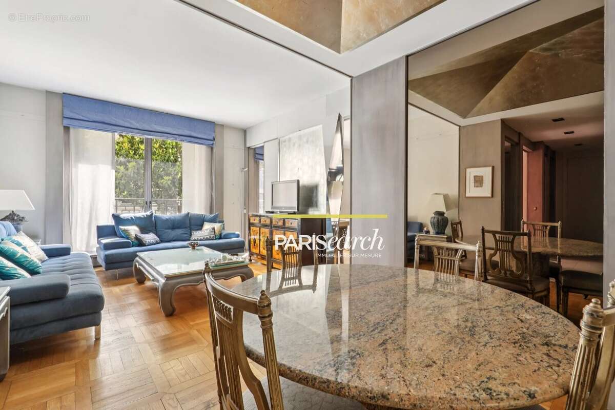 Appartement à PARIS-8E