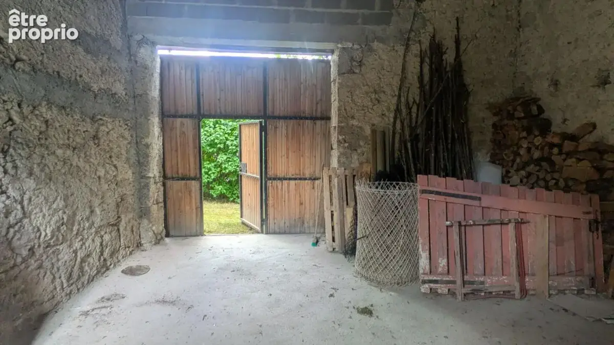 Sur Montaigu le blin, longère et dépendances - photo 9