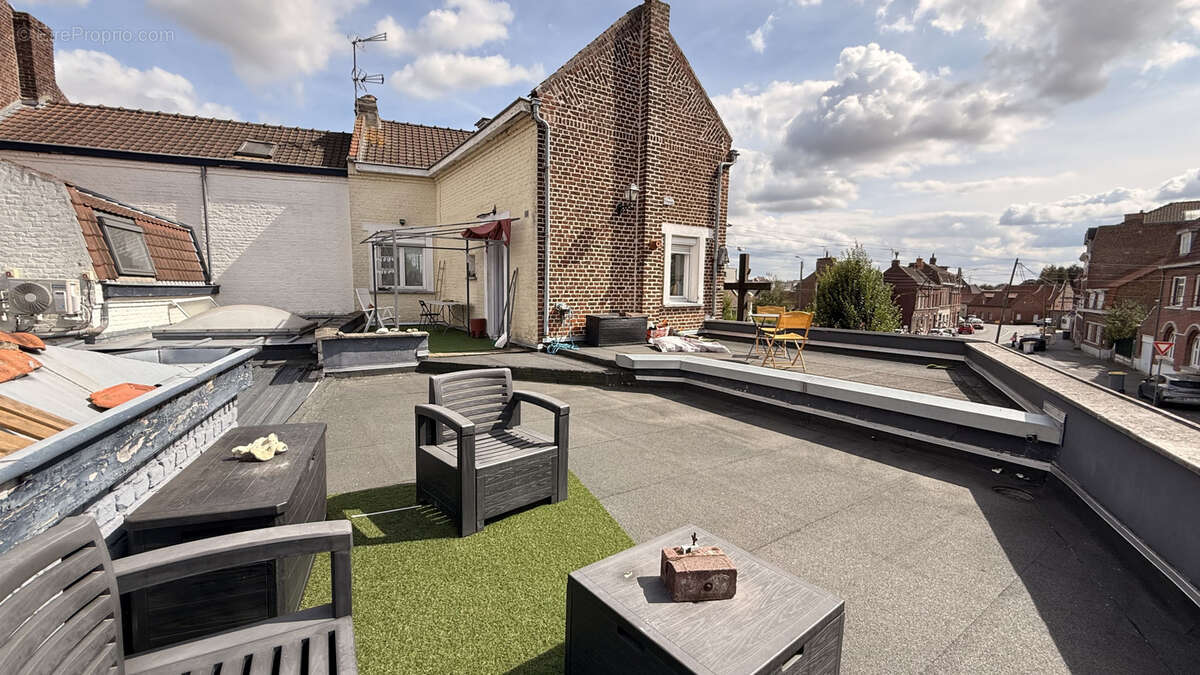 Située en plein coeur de Seclin, cette maison semi-mitoyenne de type bel étage dispose d'environ 95 m2 habitab - photo 3