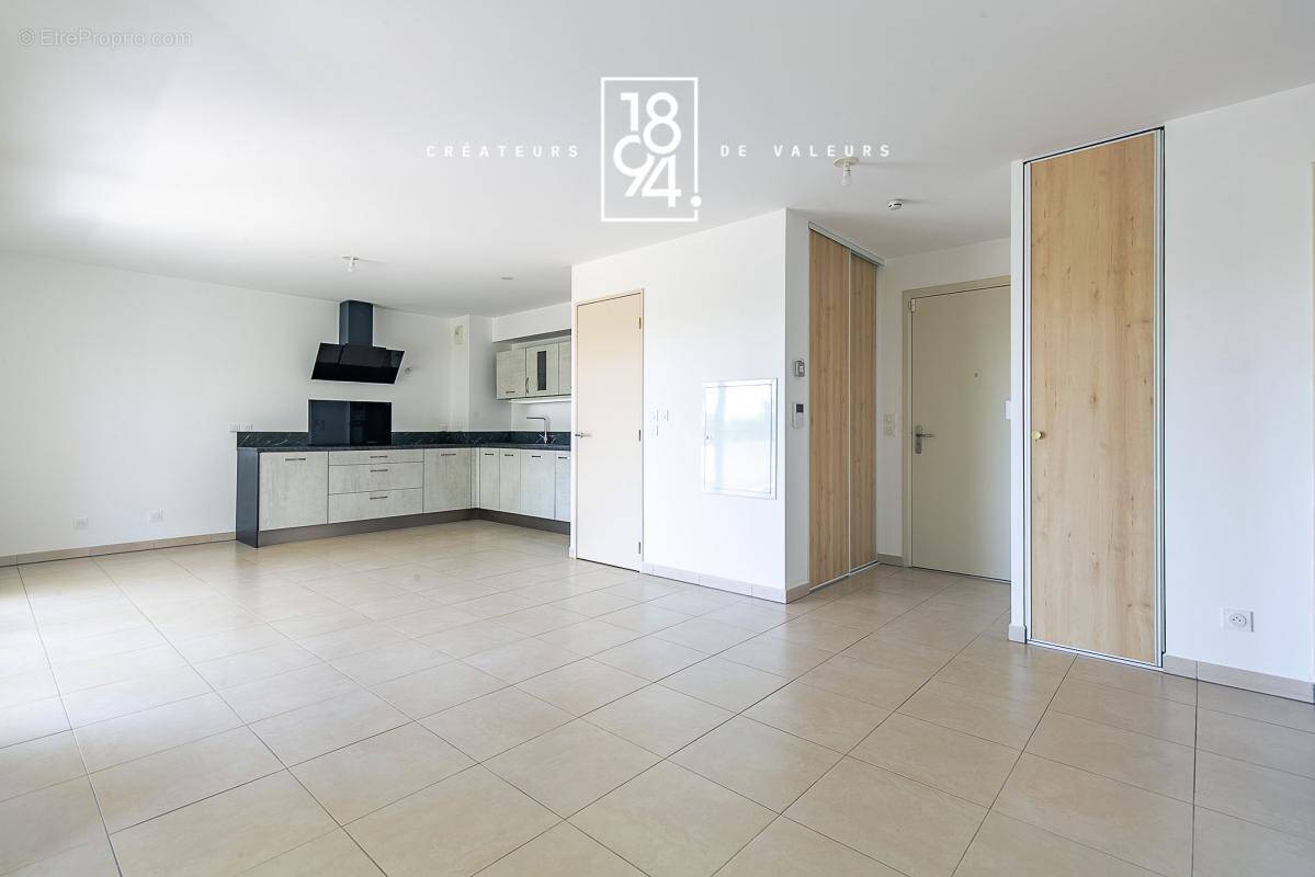 Appartement à LE PUY-SAINTE-REPARADE