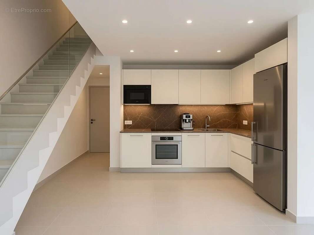 Maison mitoyenne 80 m² jardin 600 m² renovée - photo 2