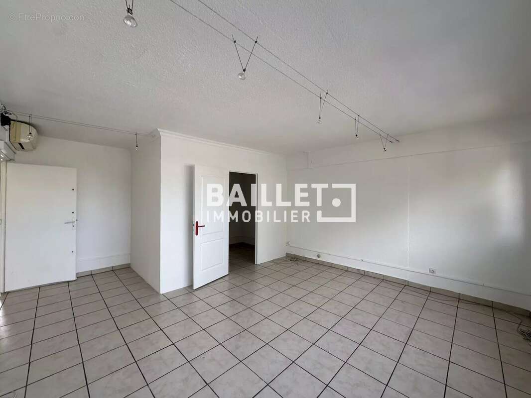 Vend, 103 m2 de bureaux climatisés - photo 6