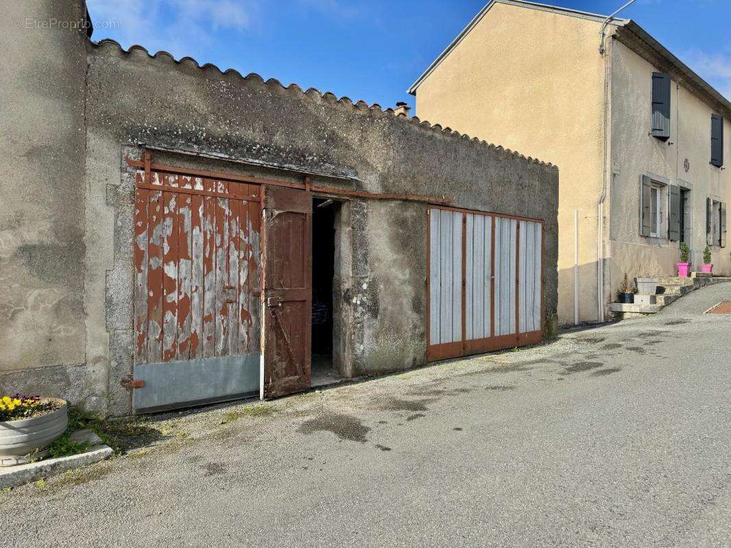 Parking à SAINT-SALVY-DE-LA-BALME