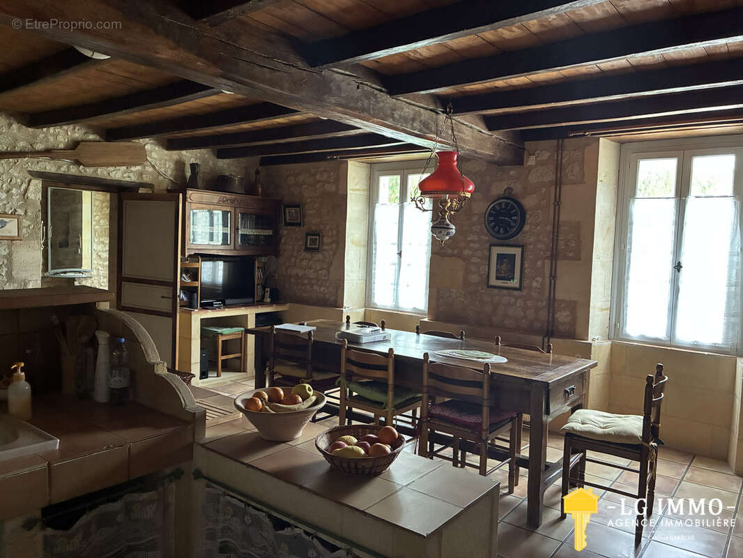 Belle maison familiale de 315 m2,  4 chambres, terrain 8000 m2, dependances - photo 16