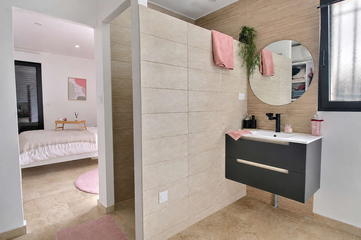 EXCLUSIVITÉ - Maison de 240m² entièrement rénovée avec piscine, véranda et 5 suites - photo 11