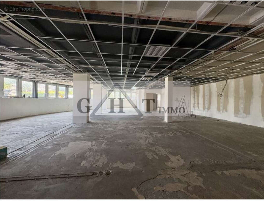 Local d'activités 450m2 à vendre Nanterre - photo 2