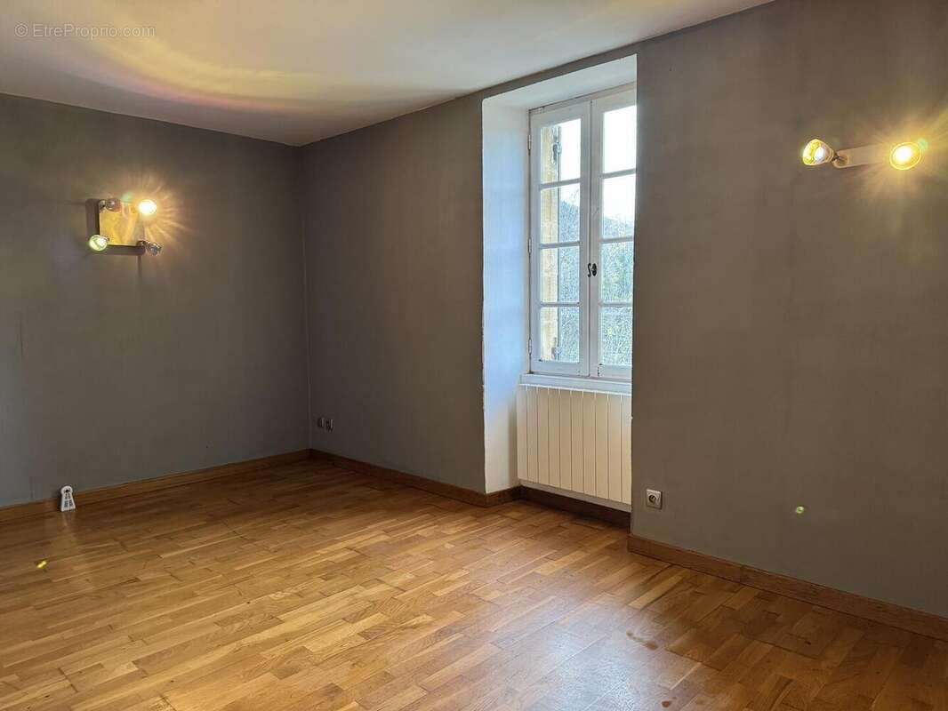 Chambre 3 (premier étage) - Maison à ALLAS-LES-MINES