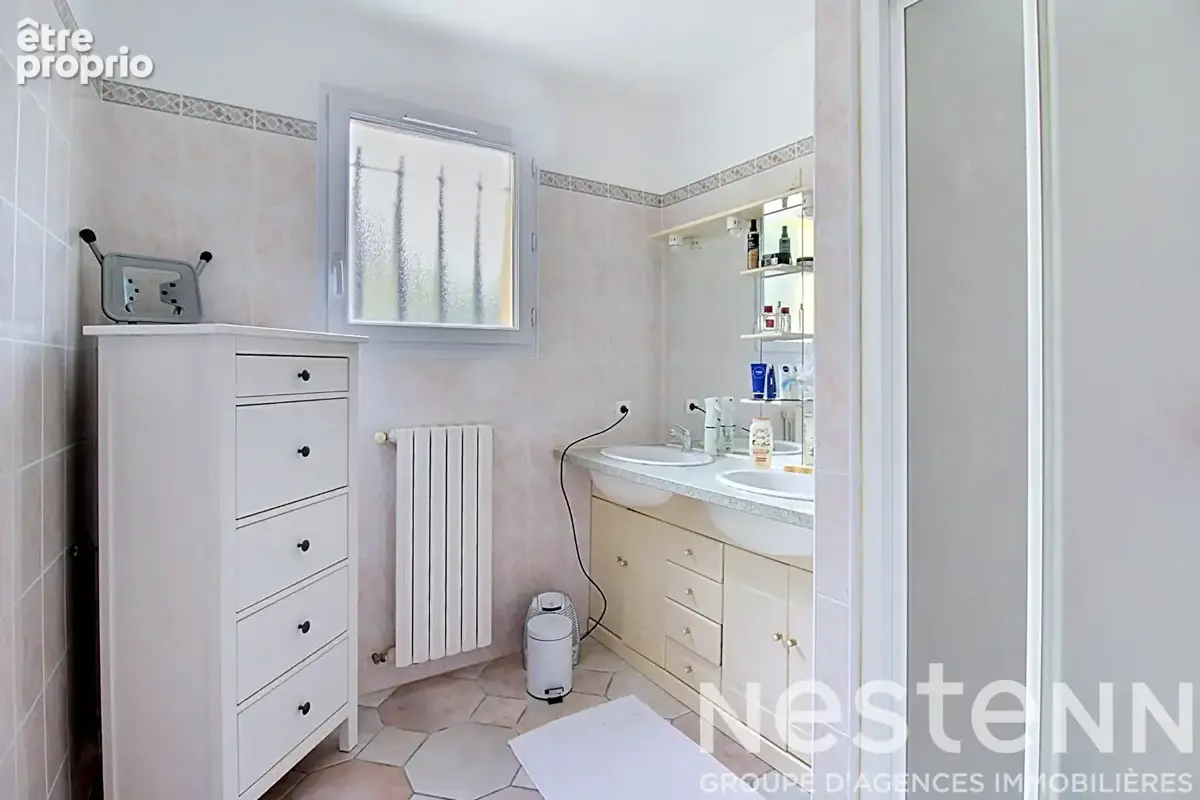 A VENDRE  : Maison avec dépendances, piscine et grand terrain . - photo 17