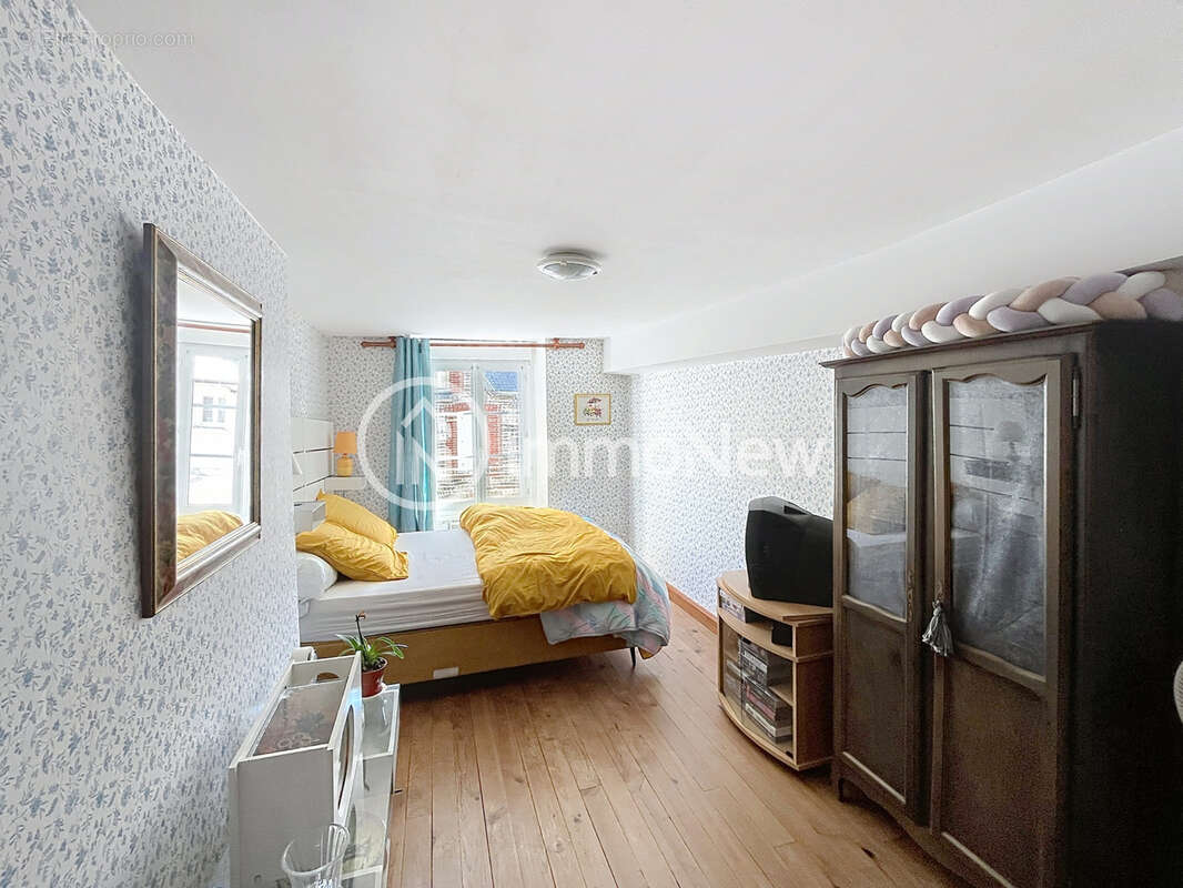 Une maison dans le bourg de SAINT JEAN LE THOMAS - photo 6
