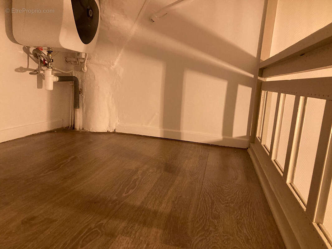 Paris 9ème- Rue Richer-Studio 9m2 refait à neuf - photo 6
