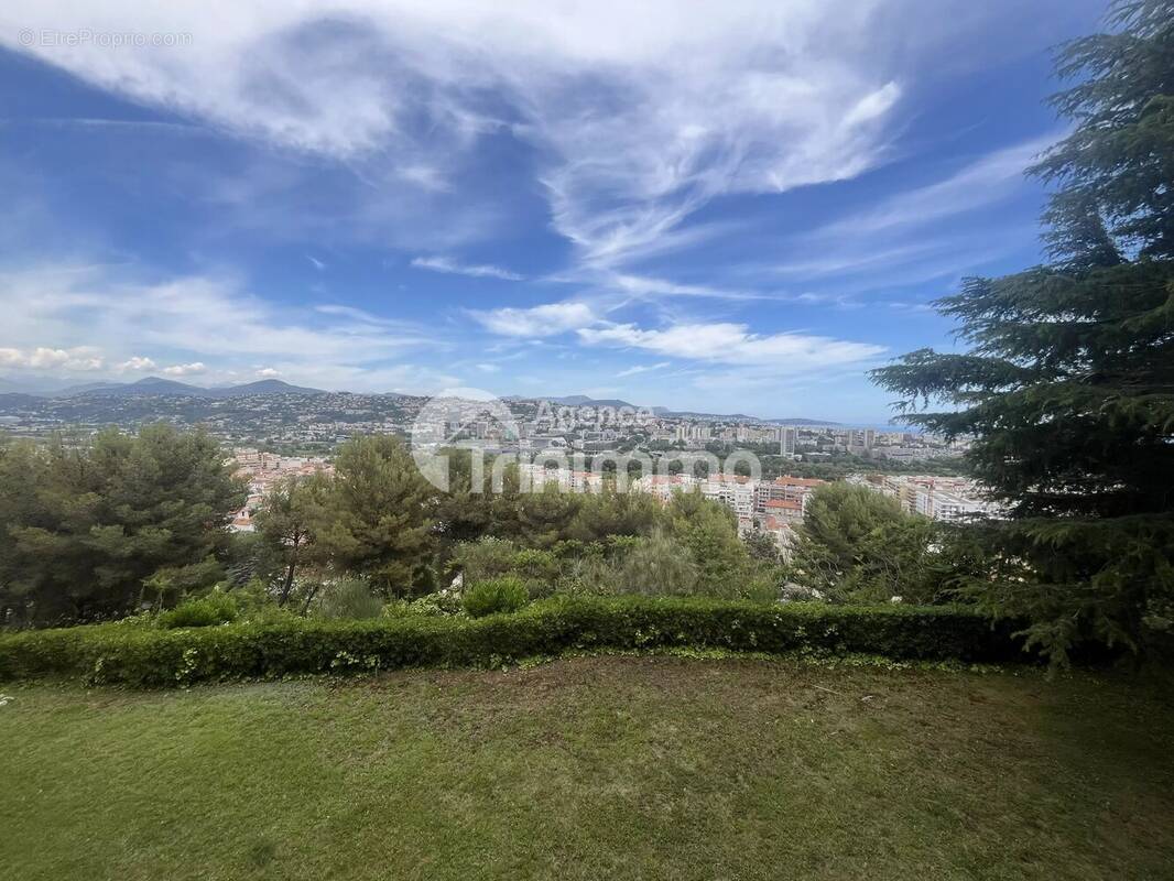 Appartement à SAINT-LAURENT-DU-VAR